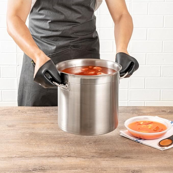 Restaurantware Comfy Grip 4.3 x 3.5 x 4.2 Inch Mini Oven Mitt Pot Holders 1 - Image 5